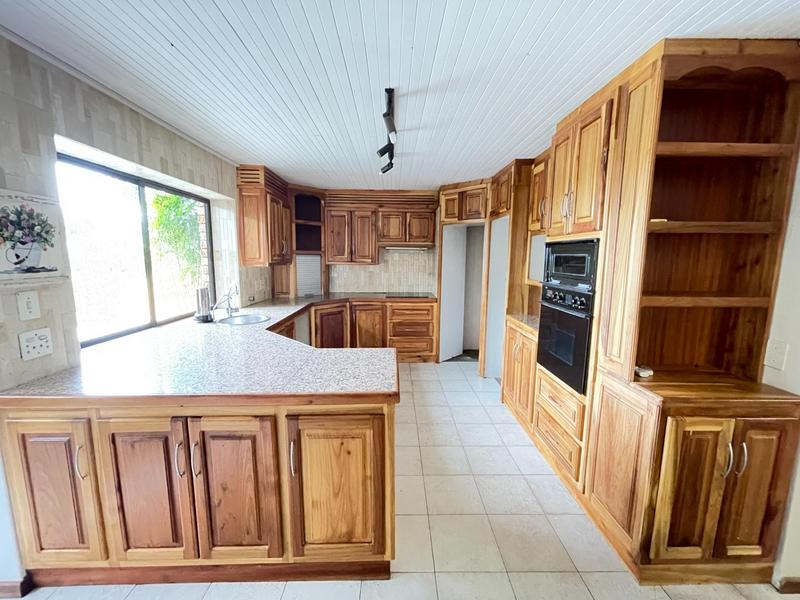 6 Bedroom Property for Sale in Panorama Western Cape